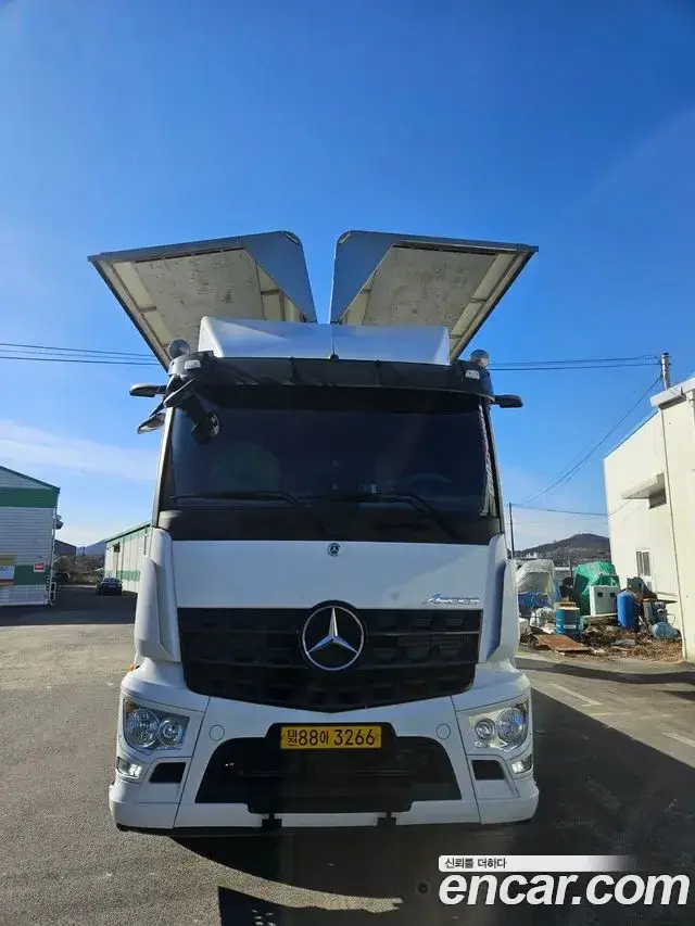 Mercedes-Benz Cargo Truck