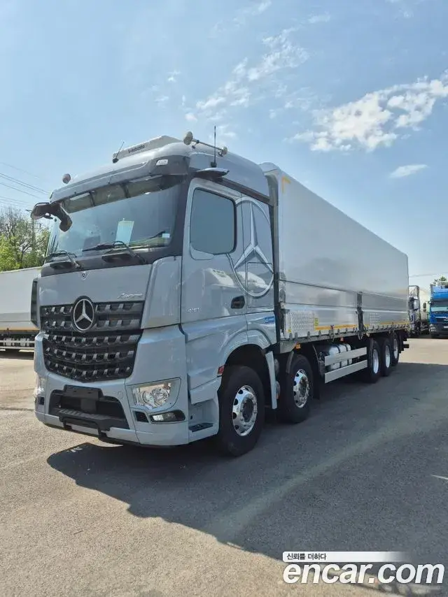Mercedes-Benz Cargo Truck